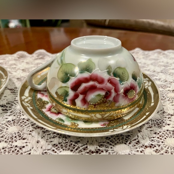 PAIR of Exquisite Antique Japanese Porcelain Hand Painted Teacups and Saucers. - Picture 5 of 10